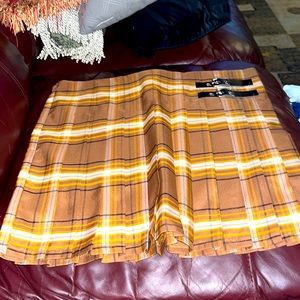 I am selling this skirt.